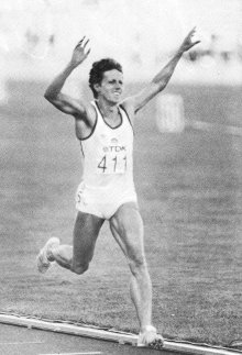 Jarmila Kratochvílová získala v priebehu necelej hodiny druhú zlatú medailu.<br>Foto: Z knihy J. Kratochvílovej a M. Kváča Čekání.